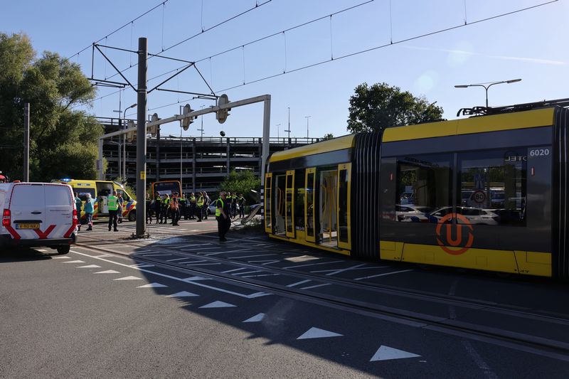 Drie gewonden na ernstige botsing tussen lijnbus en tram in Utrecht